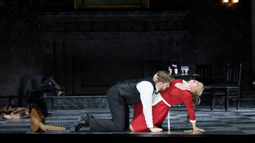 Einsame Seelen in einer Welt voller Gier, Mord und emotionaler Haltlosigkeit: Elis (Daniel Johansson) und Els (Elisabet Strid) (Foto Monika Rittershaus)