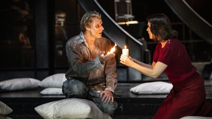 Erlösung durch Liebe: Krabat (Sebastian Schiller aka Bastille) und Kantorka (Bele Kumberger) (Foto Bettina Stöß)