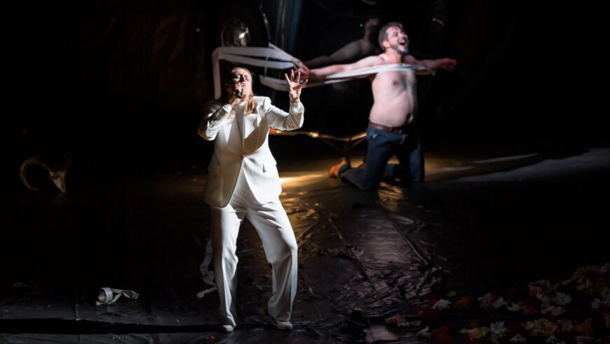 Lieben einander, kriegen einander nicht: Frau La Morte (Tone Kummervold) und Don Juan (Denys Pivnitskyi) (Foto narodni-divadlo.cz / Serghei Gherciu)