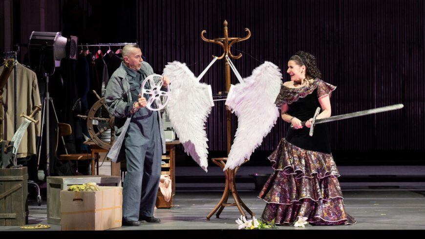 Metatheatralische Dimension: Tagträumer mit Filmfaible (Verwandlungskünstler Arturo Brachetti) trifft auf Rosina (Cecilia Bartoli) (Foto Salzburger Festspiele/Monika Rittershaus)
