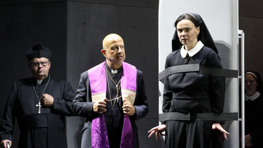 „Die Kirche muss mit der Zeit gehen“: Ulrich Reß (Vater Mignon), Martin Winkler (Vater Barré) und Aušrine Stundyte (Priorin Jeanne) (Foto Wilfried Hösl)