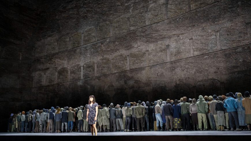 Káťa (Corinne Winters) und die Masse Mensch (Foto Salzburger Festspiele/Monika Rittershaus)