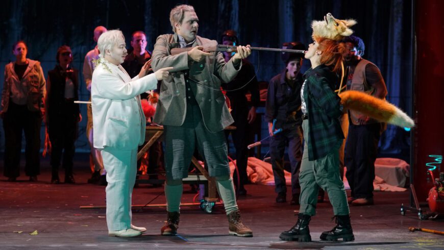 Schulmeister (Ya-Chung Huang) und Förster (Milan Siljanov) können sich dem Zauber des frechen Füchsleins (Mélissa Petit) nicht entziehen (Foto Monika und Karl Forster)
