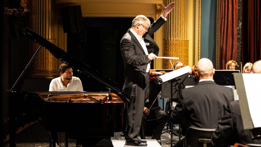 Pianist und Hummel-Stiefsohn Yojo Christen, GMD Philippe Bach und die Meininger Hofkapelle (Foto Christina Iberl)