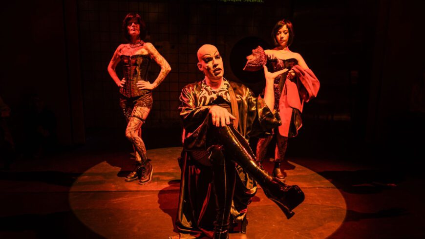 „Willkommen, Bienvenue, Welcome!“ im LGBTIQ-Club „Pleasure“: Máté Sólyom-Nagy als Dragqueen Anna Fewmore (Foto Lutz Edelhoff)