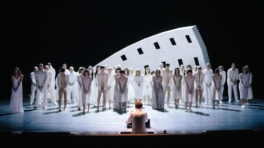 Einfach und überzeugend: Opernchor und Ballett des Anhaltischen Theaters (Foto Hartmut Bösener)
