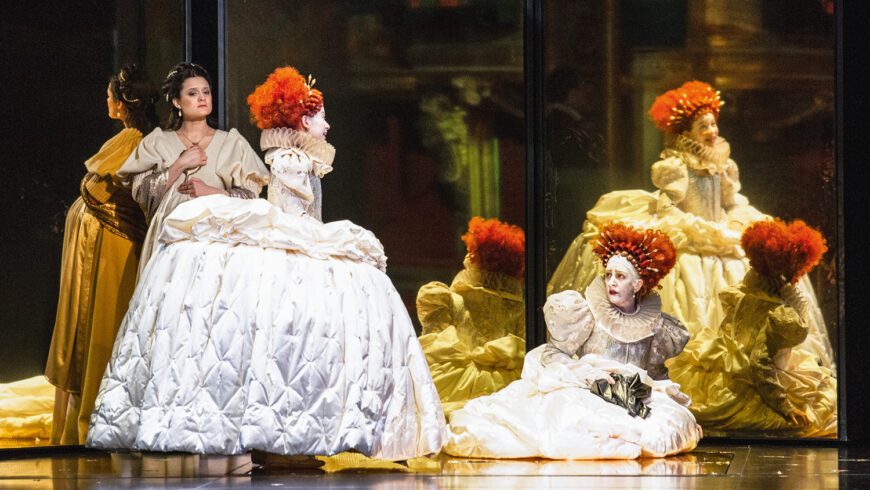 Innen und außen – eine Königin: die erst 12-jährige Nehir Hasret und Sopranistin Francesca Sassu als vieldimensionale Elizabeth (Foto Bernd Uhlig)
