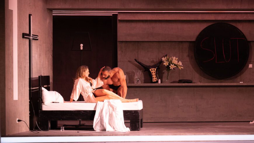 Trauerbewältigung im Schlafzimmer (Foto Monika Rittershaus)