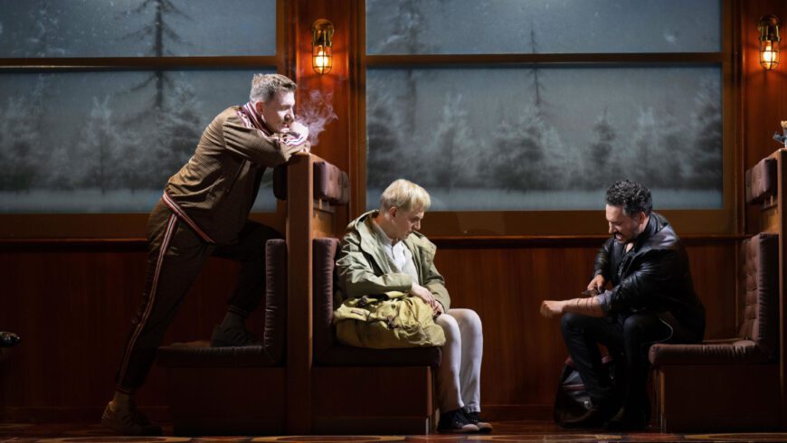 Im Zug nach St. Petersburg: Fürst Myschkin (Dmitry Golovnin) lernt Rogoschin (Dmitry Cheblykov) kennen (Foto Monika Rittershaus)