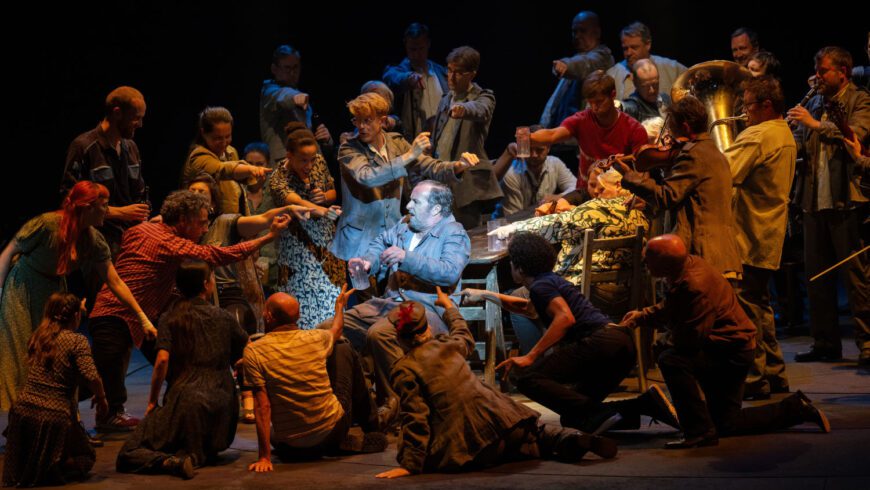 Beklemmend konzentrierter Untergang (Foto Monika Rittershaus)