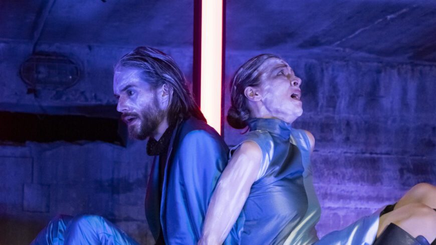 Klaustrophobisches Erlöschen: Rafael Bruck (Radamès) und Eva Maria Günschmann (Aida) (Foto Matthias Stutte)