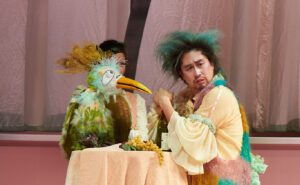 Der Vogelfänger bin ich ja: Nemorino (David Lee, Alternativbesetzung) mit Wiedehopf (Foto Nils Heck)
