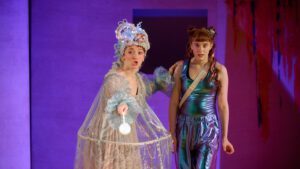 Märchenfee trifft Anime-Heldin: Die gute Hexe (Leila Schütz) hilft Dorothy (Margherita Campostrini) bei ihrer Suche (Foto Mirco Dalchow)