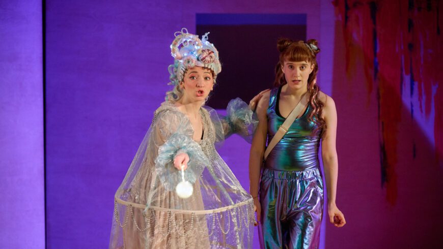Märchenfee trifft Anime-Heldin: Die gute Hexe (Leila Schütz) hilft Dorothy (Margherita Campostrini) bei ihrer Suche (Foto Mirco Dalchow)
