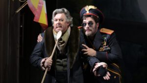 Räuberhauptmann Falsacappa (Gerard Schneider, rechts) samt Stellvertreter Pietro (Yves Saelens) (Foto Barbara Aumüller)
