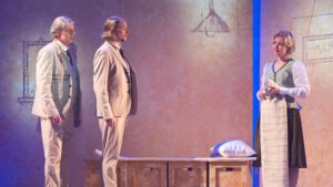 Wie einst im April: Joachim Vollrath („Ich“ alt), Martin Mairinger („Ich“ jung) und Henrike Henoch (Anna) (Foto Landestheater Niederbayern/Peter Litvai)