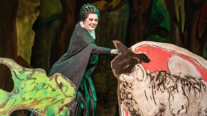 Im Streichelzoo: Emma McNairy als Königin Isabella (Foto Christina Iberl)