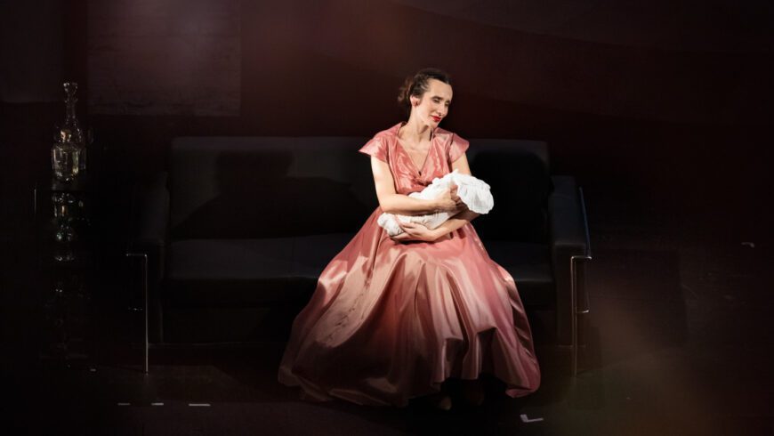 Unglückliche Mutter: Eva Katráková-Bodorová als Katrena (Foto Jozef Barinka und Zuzana Plešová – Národné divadlo Košice)
