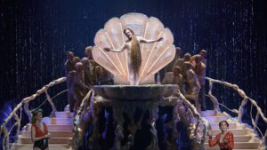 Casanova (Michael Mayes) entsteigt wie Venus einer Muschel (Foto Matthias Baus)