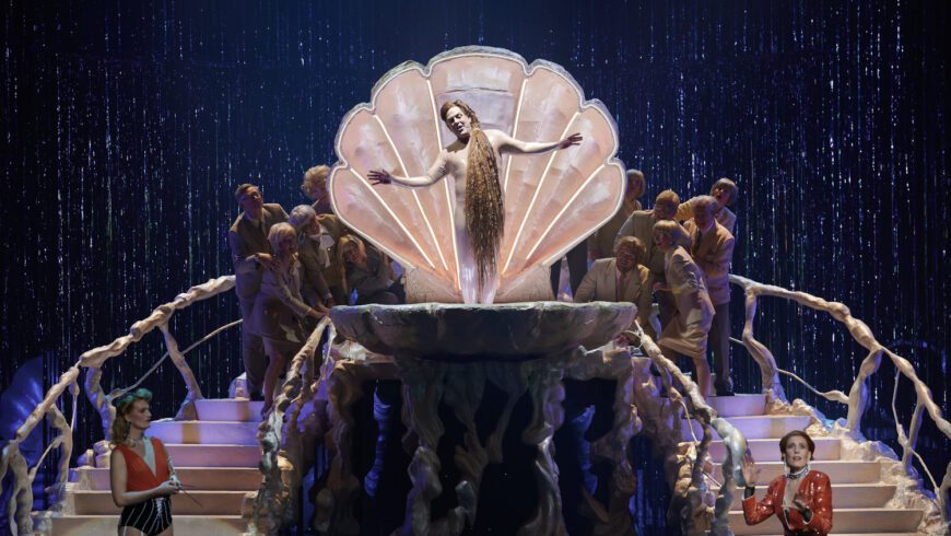 Casanova (Michael Mayes) entsteigt wie Venus einer Muschel (Foto Matthias Baus)
