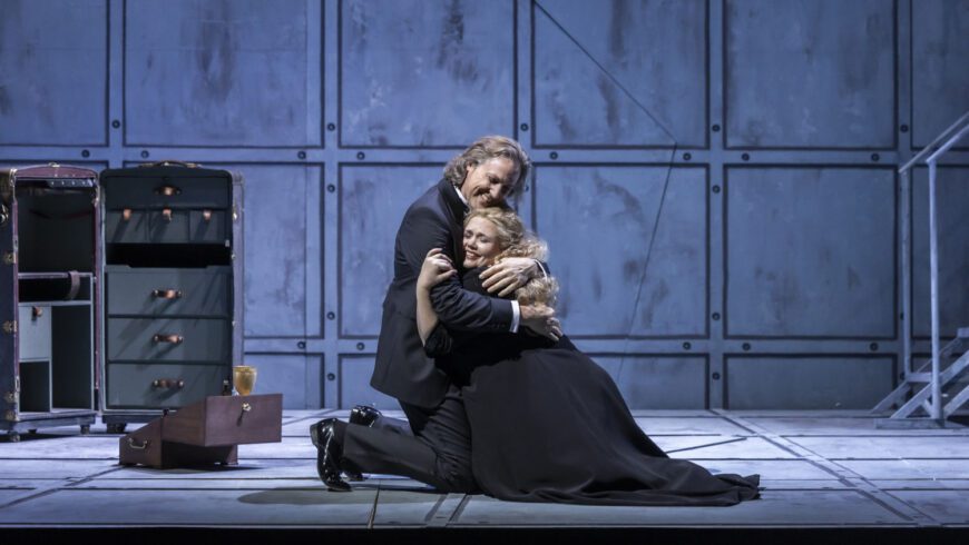 Ric Furman als Tristan und Lena Kutzner als Isolde (Foto Jochen Quast)