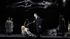 Wotan (Christopher Maltman) wütet gegen Brünnhilde (Elisabet Strid), die Walküren-Schwestern können nur zusehen (Foto Monika Rittershaus)