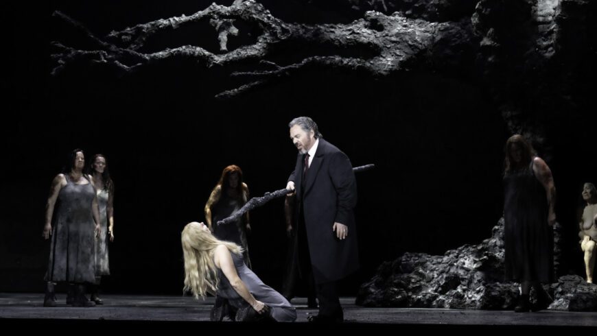 Wotan (Christopher Maltman) wütet gegen Brünnhilde (Elisabet Strid), die Walküren-Schwestern können nur zusehen (Foto Monika Rittershaus)