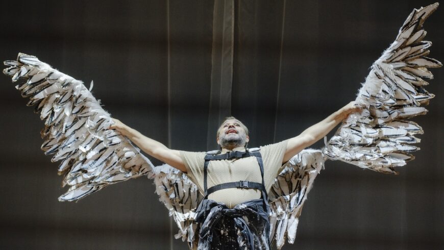 Max Jota als Riccardo mit den Schwingen von Pegasus (Foto Jan-Pieter Fuhr)