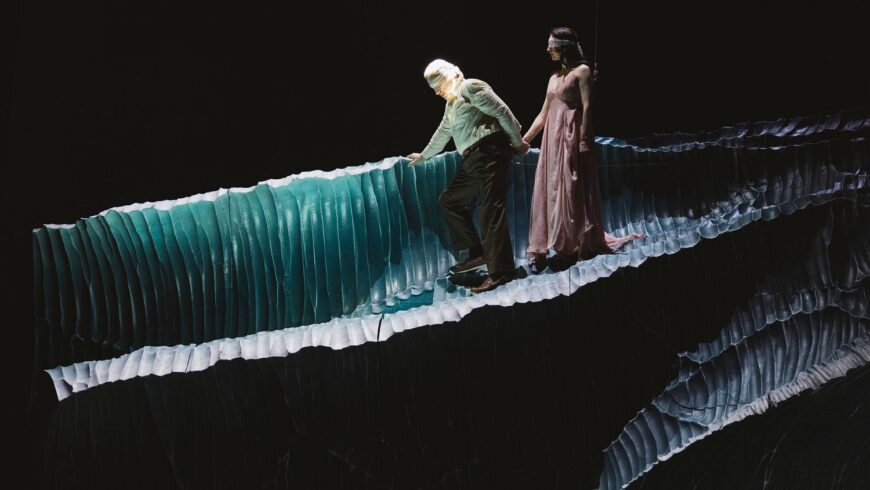 Spätes Liebesglück auf erstarrter Flut: Marc Laho (Nadir) und Elena Tsallagova (Léïla) (Bild: Eike Walkenhorst)