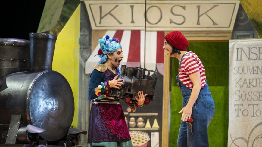 Candela Gotelli (Prinzessin Li Si) und Marlene Gaßner (Jim) (Foto Lutz Edelhoff)