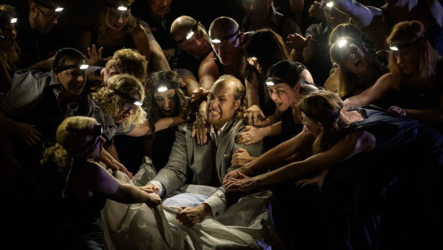 Evan LeRoy Johnson (Idomeneo) mit dem Chor der Staatsoper (Foto Serghei Gherciu)