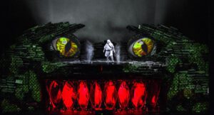 Zwei böse Märchenaugen – der Drache aus Koffern sieht das Publikum als Fraß (Foto Bernd Uhlig)