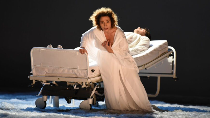 Isolde (Barbara Haveman) am Totenbett des Tristan-Doppelgängers (Foto Karl und Monika Forster)