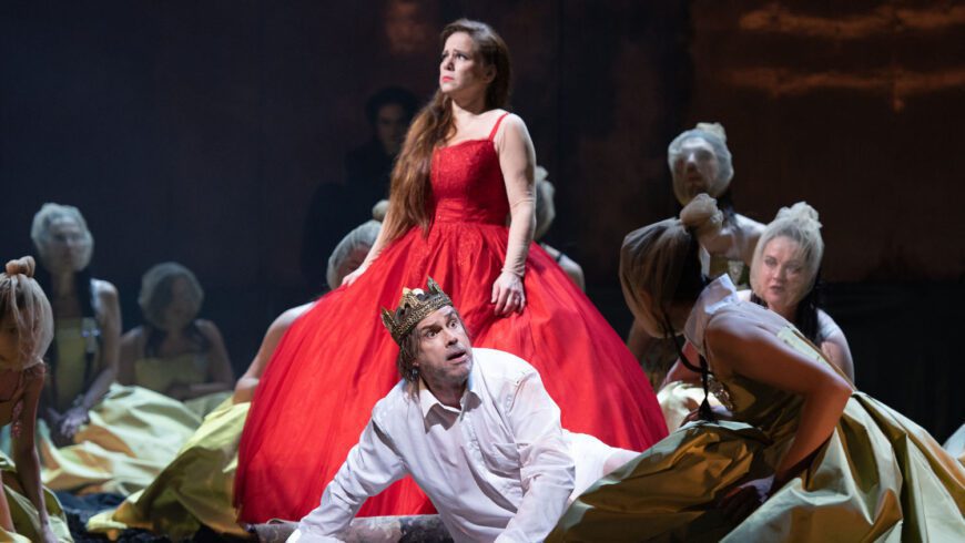 Blutgetränkter Ehrgeiz: Simon Neal (Macbeth) und Annemarie Kremer (Lady Macbeth) (Foto Salzburger Landestheater / Anna-Maria Löffelberger)