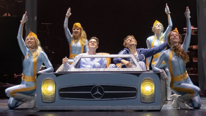 Eine letzte gemeinsame Reise: Jonas Hein (Rudi) und Dominik Hees (Martin) (Foto Thomas Langer)