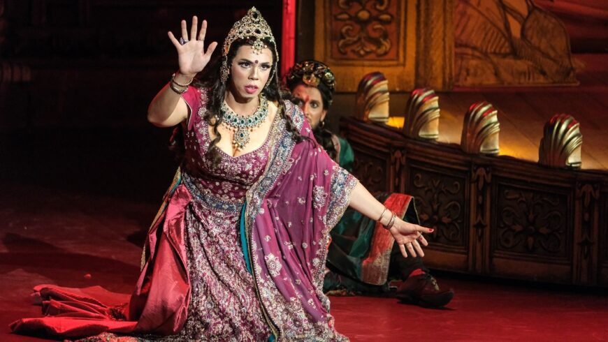 Stimmlich in Hochform: der Sopranist Bruno de Sá als indische Königin (Foto Bayreuth Baroque / Falk von Traubenberg)