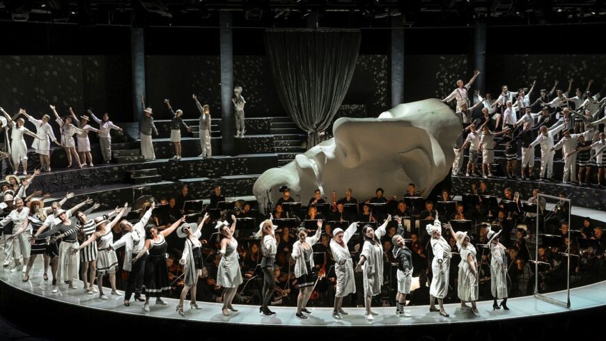 Gürzenich-Orchester und Chor der Oper Köln in der kreisrunden Bühnen-Arena des Staatenhauses (Foto Matthias Jung)