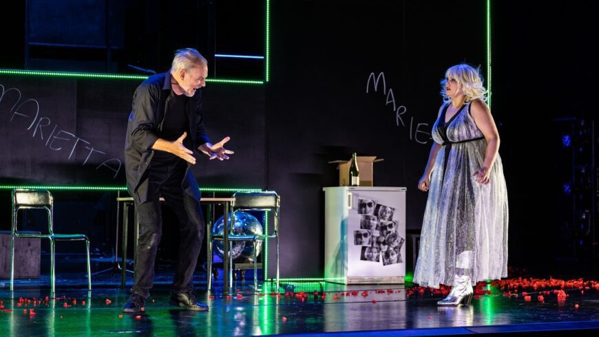 Traumszene mit Mord: Charles Workman als Paul und Lena Kutzner als Marietta (Foto Christina Iberl)