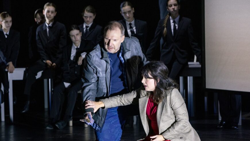 Tragen die Inszenierung: Thomas Jesatko und Manuela Uhl als Färberpaar (Foto Pedro Malinowski)