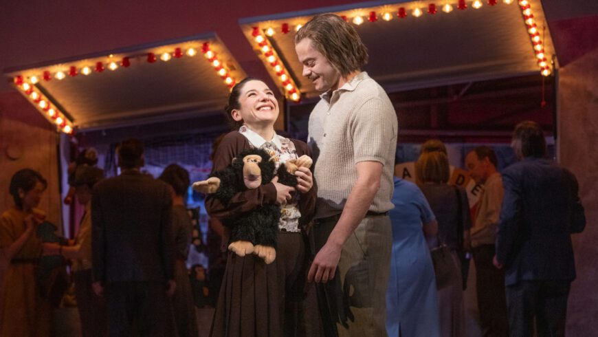 Kleines Glück im großen Aufbruch: Auf dem Jahrmarkt scheinen für Rita (Sophia Euskirchen) und Manfred (Martin Gerke) Politik und Parolen für einen Moment vergessen (Foto Silke Winkler)