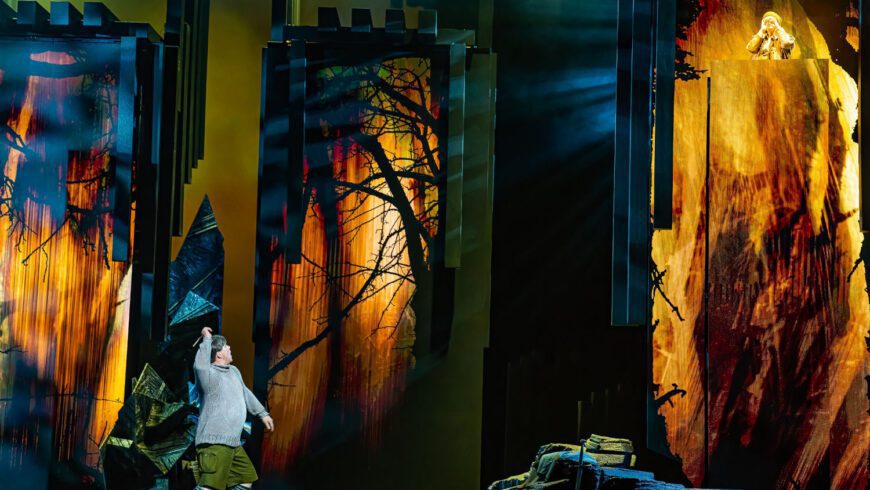 Prächtiger Wald: Siegfried (Daniel Brenna) und der Waldvogel (Krista Kujala) im Zwiegespräch (Foto Ralph Larmann)