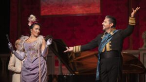 Eine kleine Sensation: Carolina López Moreno als Olga (hier mit Alfredo Daza als Siriex) (Foto Nacho González Oramas/ACO)