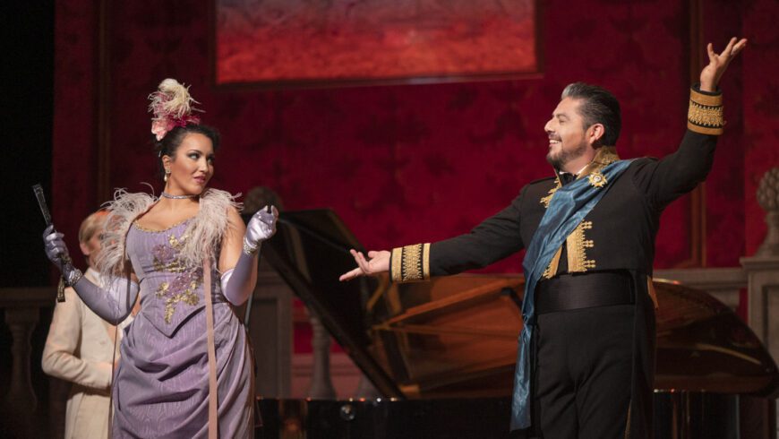 Eine kleine Sensation: Carolina López Moreno als Olga (hier mit Alfredo Daza als Siriex) (Foto Nacho González Oramas/ACO)