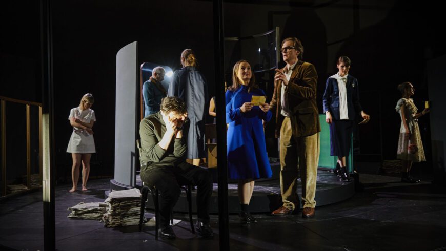 Großes Durcheinander in einer Mischung aus Realität und Geisterwelt (Foto Semperoper Dresden/Ludwig Olah)