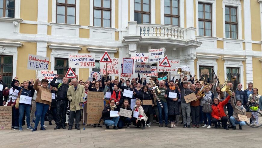 Demo der Belegschaft am 1. Juni 2023 vor dem Landtag in Magdeburg (Foto M. Rapke)