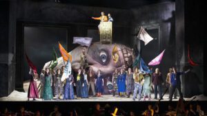 Verdammt zum Fahnenschwenken: die Chorsolisten (Foto Barbara Braun)