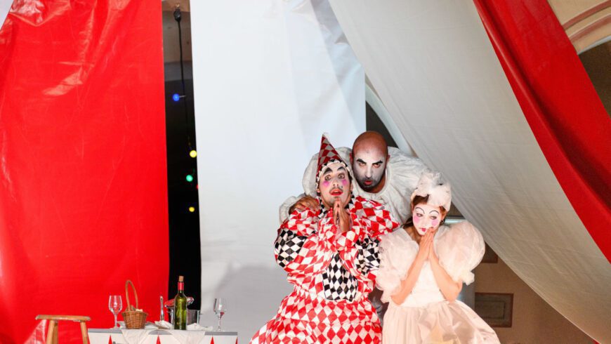 Luca Festner (Beppe), Nicola Ziccardi (Tonio) und Anastasia Churakova (Nedda) (Foto Bjørn Jansen)