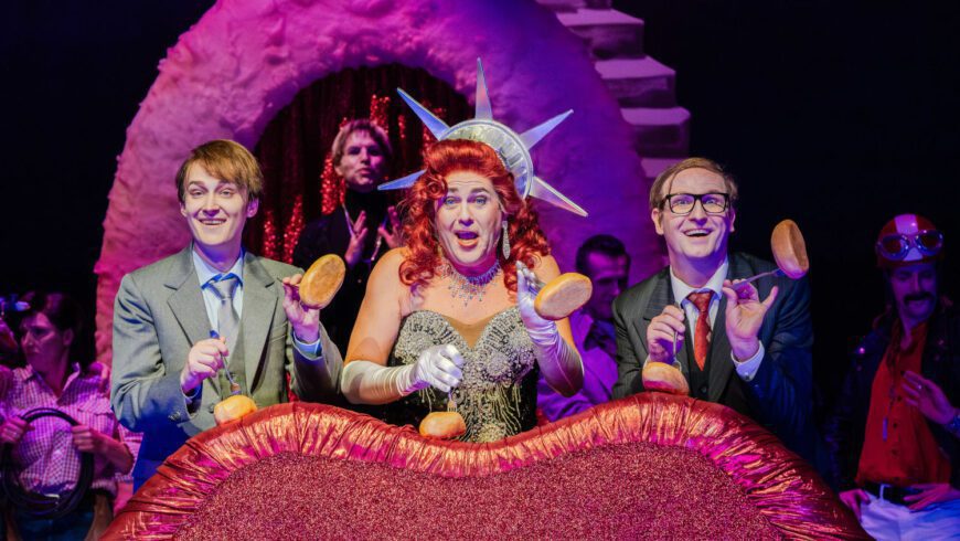 Farbloser Buchhalter (Nick Körber), Flop-Regisseur (Andreas Rainer) und anno dazumal erfolgreicher Broadway-Produzent (Patrick Rohbeck) (Foto Kirsten Nijhof)