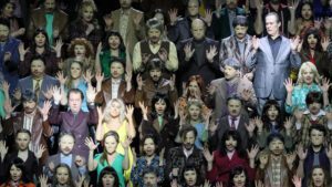 Wahnvorstellung statt Maskenball: mittendrin Hermann (Brandon Jovanovich), Lisa (Asmik Grigorian) und Fürst Jelezki (Boris Pinkhasovich) (Foto Wilfried Hösl)