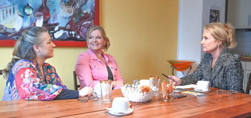 Diana Damrau und Elke Kottmair im Gespräch mit „orpheus“-Chefredakteurin Iris Steiner (Foto Daniel Biskup)